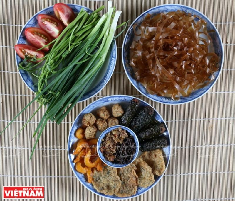 Bát bánh đa cua Hải Phòng hấp dẫn với màu sắc bắt mắt, thịt cua đầy đặn